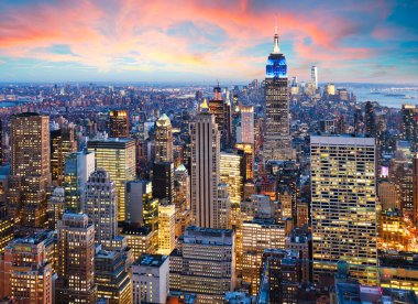 Günbatımında şehir gökdelenleri olan New York City silueti, ABD.