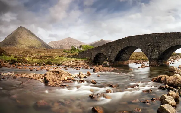 Sligachan Old Bridge Pięknym Widokiem Góry Black Cuillin Wyspie Skye Obrazek Stockowy