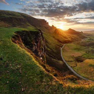 Manzara - İskoçya 'nın dağlık bölgelerindeki Skye Adası' ndaki Trotternish yarımadasındaki Quiraing tepeleri üzerinde dramatik gün doğumu gökyüzü