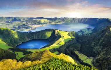 Sete Cidades volkanik gölü üzerinde dramatik günbatımı - panorama manzarası, Azores, Portekiz