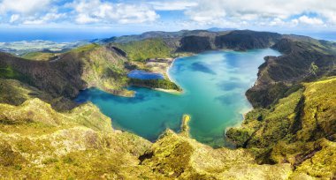 Portekiz Sao Miguel Adası 'ndaki Lagoa do Fogo Gölü' nün güzel panoramik manzarası. 