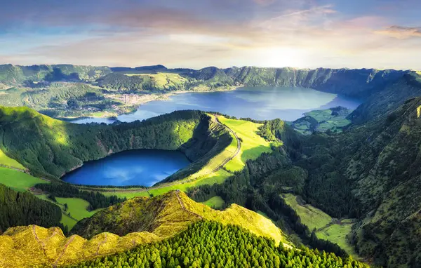 Coucher Soleil Spectaculaire Sur Lac Volcanique Sete Cidades Paysage Panoramique Image En Vente