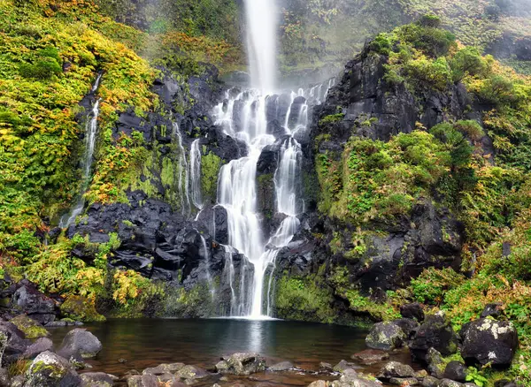 Cascade Poco Bacalhau Dans Île Flores Des Açores Collines Vertes Images De Stock Libres De Droits