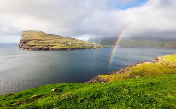 Paesaggio Delle Isole Faroe Con Arcobaleno Veduta Risin Kellingin Gigante Immagini Stock Royalty Free
