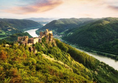 aggstein kale harabe ve Tuna Nehri wachau, Avusturya batımında güzel manzara