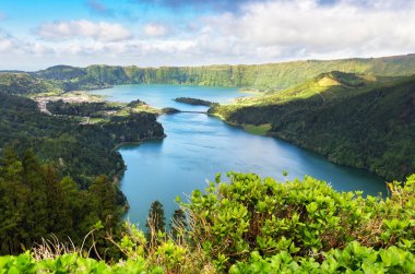 Azores - volkanik blus gölü Sete Cidades, Portekiz, San Miguel 'deki yeşil manzara