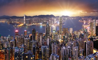 Hong Kong dramatik günbatımında, Çin silueti - hava manzarası