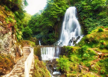 Ribeira 'nın Botanik Bahçesi Guilherme, Sao Miguel Adası, Azores adalarında şelale. Doğanın güzelliği konsepti.