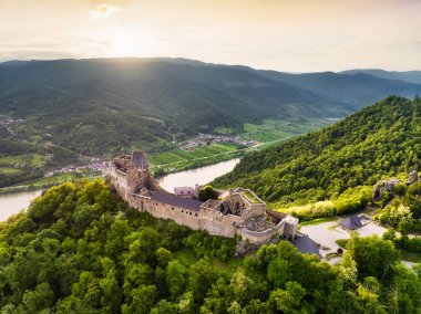 Tuna Vadisi 'ndeki Avusturya kalesi Aggstein harabesi ve Wachau' daki Tuna Nehri.