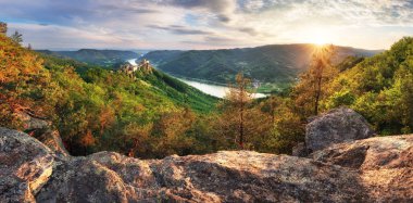 Avusturya - Burg Aggstein, Avusturya Vadisi 'nde Şato harabesi ve Tuna Nehri' nin batışında güzel manzara.