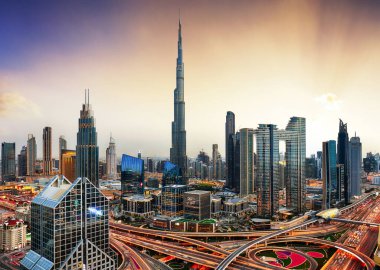 Gün batımında şehir merkezindeki Dubai işlerinin silüeti, Birleşik Arap Emirlikleri.