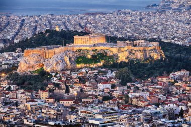 Te ile Atina üzerinden hava görünümünü Akropolis ve Lycabettus limandan tepe, gündoğumu, Yunanistan