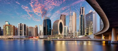 Dubai 'nin Panorama' sı Canal Creek 'ten gündoğumunda ve gece, BAE