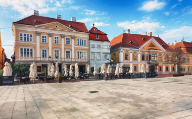 Szechenyi Meydanı, gündüz güneşli. Macaristan 'ın Gyor kentinin şehir manzarası.