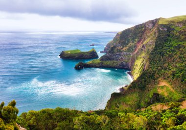 Alagoa Körfezi plajı güneş doğarken inanılmaz deniz yığınları ile Flores Adası, Azores - Portekiz