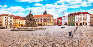 Brno - Çek Cumhuriyeti 'nin dramatik günbatımında Zeleny Trh Meydanı Panoraması