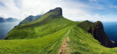 Kallur deniz feneri Kalsoy adasının yeşil tepeleri, Faroe adaları, Danimarka. Peyzaj fotoğrafçılığı