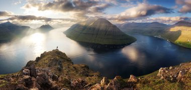 Klakkur zirvesi, Faroe Adaları, Danimarka, Avrupa popülasyon turizminin muhteşem günbatımı manzarası. Kalsoy Adası 'nın inanılmaz akşam manzarası.