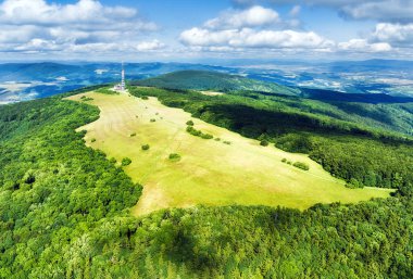 Beyaz Kartaca manzarası ve en yüksek dağ Velka Javorina, Avrupa, Çek Cumhuriyeti