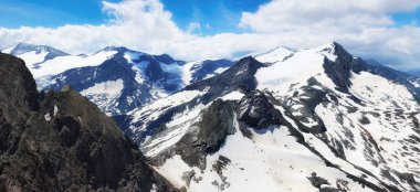 Alpler kar dağı tepe noktasından Avusturya 'nın Kitzsteinhorn kentindeki manzaraya kadar uzanır.