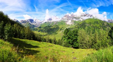 Avusturalya Alplerindeki Grossglockner Yüksek Alp Yolu 'ndan panoramik dağ manzarası