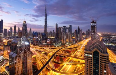 Gün batımında Dubai ufuk çizgisi trafiği - hava manzaralı, Birleşik Arap Emirlikleri