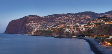 Portekiz 'in siyah Formosa plajı yakınlarındaki Madeira' da geceleyin mantar şehri