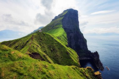Kallur deniz feneri Kalsoy adasının yeşil tepeleri, Faroe adaları, Danimarka. Peyzaj fotoğrafçılığı