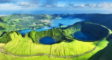 Sete Cidades volkanik gölü - panorama manzarası, Azores, Portekiz