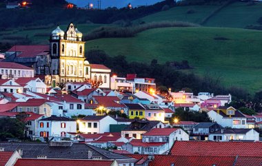 Kilisesi olan Horta şehrinin gece manzarası - Faial Adası, Azores