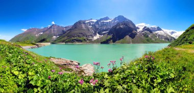 Avusturya 'nın ünlü Hohe Tauern kentindeki Mooserboden Gölü' nde yansıyan güzel bir dağ manzarasının manzarası.