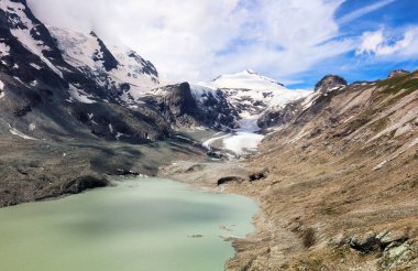 Aşağıdaki Avusturya 'nın en yüksek dağı Pasterze Buzulu' dur.