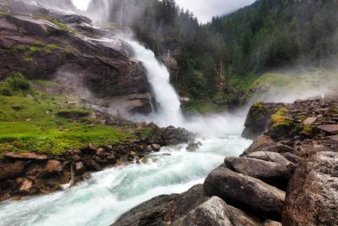 Krimmml Şelaleleri, Avusturya 'nın en yüksek şelaleleri. El değmemiş ormanın ve engebeli arazinin zeminine bakan çağlayan sular muhteşem bir görüntü yaratıyor. 