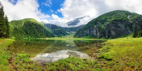 stock image Beautiful summer lake landscape with mountain in the Autria Alps. Wonderful hiking spot. Alpine lake with high mountains. Pine trees. Hohe Tauern near Zell am See / Kaprun