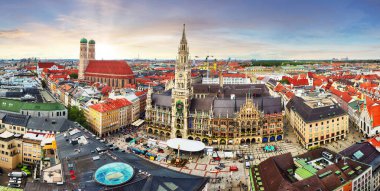 Münih Almanya, Marienplatz 'da panorama şehri silueti yeni belediye binası meydanı