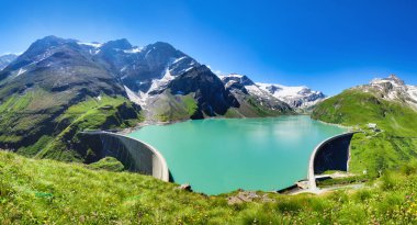 Avusturya - Grossglokner yakınlarında barajı olan yeşil dağ gölü. Mosserboden barajı ve arka plandaki alp zirveleri. Stausee Wasserfallboden, Hohe Tauern Alps - Kaprun