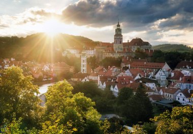 Çek Cumhuriyeti 'nin Cesky Krumlov şehrinin ufuk çizgisi üzerinde dramatik bir gün batımı