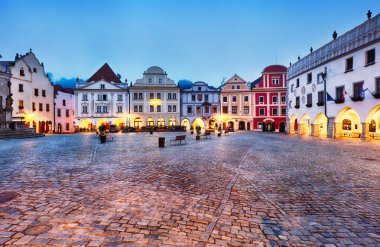 Çek Cumhuriyeti 'nin renkli evleri olan bir ortaçağ kasabası olan Cesky Krumlov' daki Plaza 'nın manzarası, güneş doğmadan önce meydanda bir anıt. Çek Cumhuriyeti