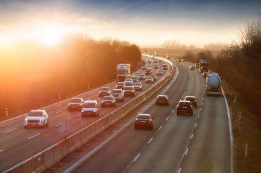 Gün batımında trafik, otoyolda ulaşım