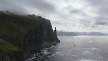 Rocky sahil şeridinin insansız hava aracı görüntüsü ve Atlantik Okyanusu 'ndaki Vagar, Faroe Adaları' ndaki Trol Kadın Parmağı olarak bilinir.. 