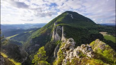 Zaman aşımı - Güneş ve kaya vadisi, Slovakya, Maninska Tiesnava ile gün batımında dağ manzarası