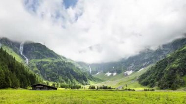 Avusturya 'nın Dağ Alpleri' ndeki güzel yeşil gölün zaman kayması - Avusturya 'nın başkenti Tauern' de bulunan ulusal park High Tauern, Salzburg 'un merkezindeki Felber Vadisi yakınlarındaki doğal tarihi Hintersee