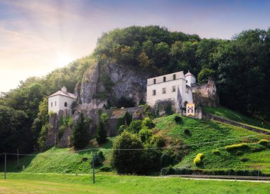 Benedictine Manastırı, Cizvit Manastırı Trencin, Slovakya yakınlarındaki Velka Skalka