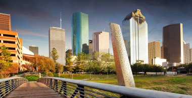 Houston texas modern skyline park çim üzerinden günbatımı alacakaranlıkta