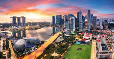 Singapur 'un gökdelenleri güzel günbatımında gökdelenler, hava manzarası