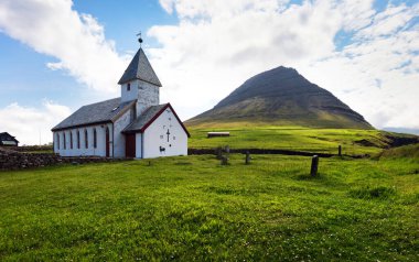 Faroe Adaları - Okyanus ve dağ manzaralı kilise, Vidareidi, Danimarka, Kuzey Avrupa