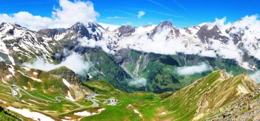 Güneşli bir günde harika dağlık araziler. Arka planda Majestic Rock Dağı 'nın olduğu peri masalı manzarası. Avusturya Alpleri