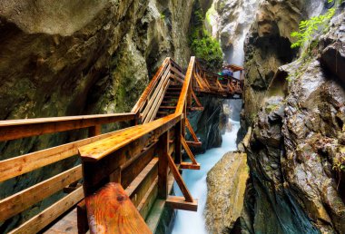 Bue dağ nehri ile kaplı bir vadi içinde tahta yürüyüş yolu, Sigmund Thun Klamm, Kaprun, Avusturya