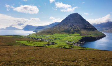 Okyanusla kaplı volkan dağı manzarası - Bordoy Vidareidi, Faroe Adası