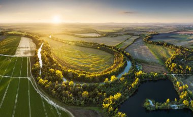 Tuna Nehri 'nde gün batımı Slovakya' nın romantik kırsal kesimlerinde insansız hava aracından Senec yakınlarında dönüyor..